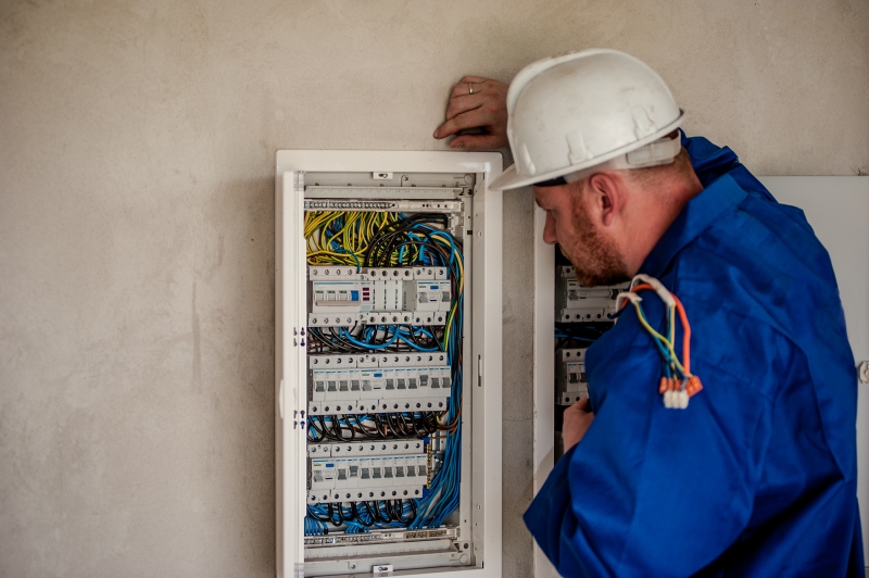 electricite-MENTON-min_electrician-2755683